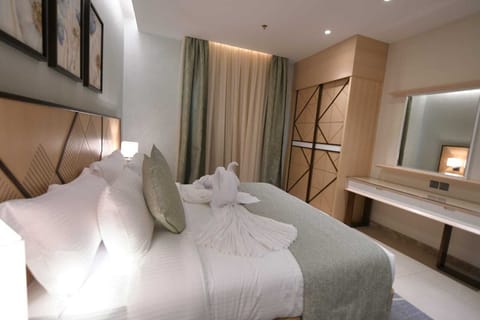 Junior Suite | In-room safe, blackout drapes, soundproofing, free WiFi