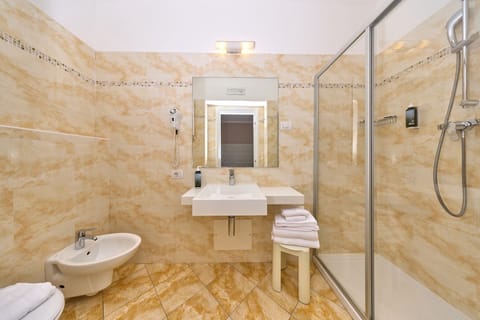 Superior Room, Lake View | Bathroom | Shower, rainfall showerhead, free toiletries, hair dryer