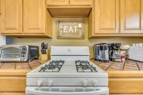 House (1 Bedroom) | Private kitchen | Microwave, oven, stovetop, dishwasher