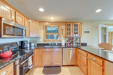 House (5 Bedrooms) | Private kitchen | Microwave, oven, stovetop, dishwasher