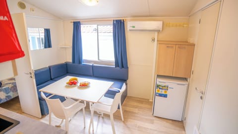 Standard Mobile Home | Private kitchen | Stovetop, cookware/dishes/utensils
