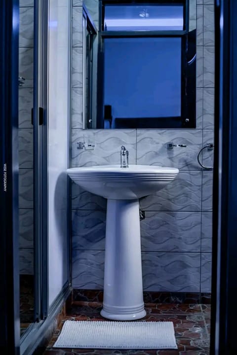 Double Room | Bathroom | Shower, rainfall showerhead, free toiletries, towels