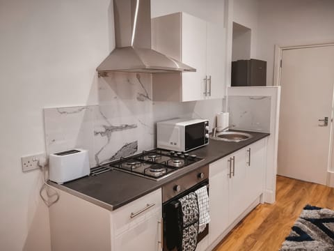 Classic Studio, Non Smoking, Private Bathroom | Private kitchenette | Electric kettle, toaster, cookware/dishes/utensils