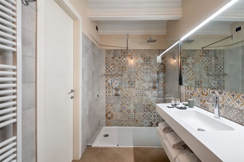 Family Room (Superior) | Bathroom | Shower, free toiletries, hair dryer, bidet