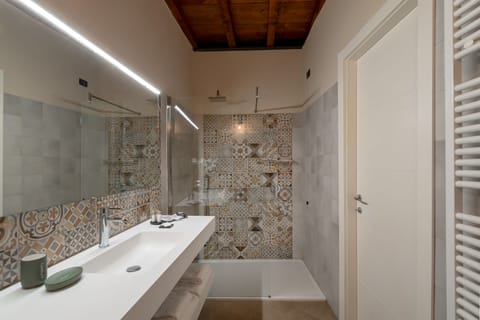 Shower, free toiletries, hair dryer, bidet