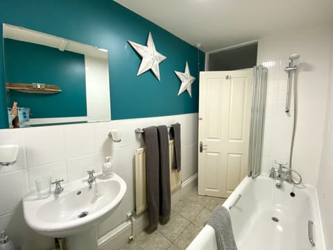 Triple Room, Multiple Beds, Private Bathroom | Bathroom | Free toiletries, hair dryer, towels, soap