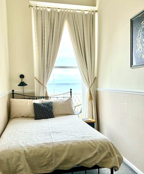 Double Room, 1 Double Bed, Private Bathroom, Sea View | Room amenity