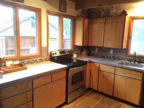 Complete kitchen with windows to deck