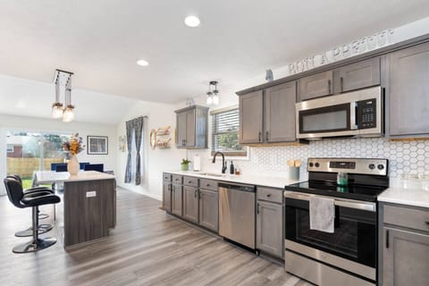 nice open kitchen for preparing meals. 