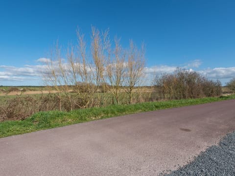 Water, Sky, Building, Azure, Mountain, Tree, Architecture, Body Of Water, Lake, Neighbourhood