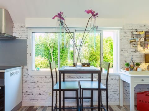 Property, Furniture, Comfort, Wood, Table, Television, Flooring, Interior Design, Floor, Architecture