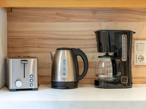 Kitchen Appliance, Drinkware, Home Appliance, Coffeemaker, Wood, Tableware, Small Appliance