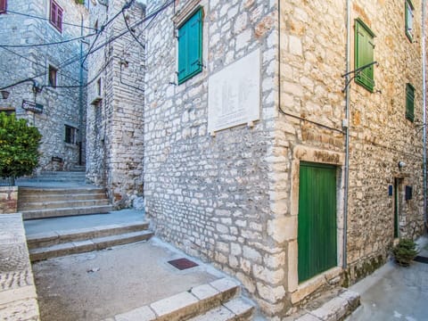 Property, Wall, Blue, Building, Architecture, House, Town, Neighbourhood, Brickwork, Brick