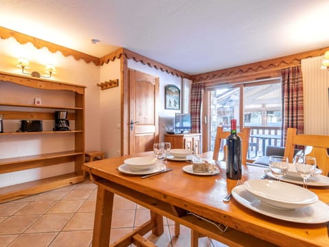 Table, Furniture, Property, Wood, Interior Design, Kitchen, Lighting, Dishware, Tableware, Building