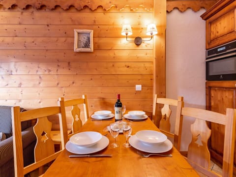 Table, Furniture, Property, Wood, Building, Interior Design, Tableware, Chair, Flooring, Floor