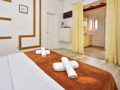 Floor, Flooring, Home, Apartment, Ceiling, Wood Stain, Hardwood, Bedroom, Hotel, Wood Flooring