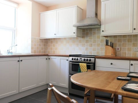 Cabinetry, Property, Countertop, Kitchen Appliance, Kitchen, Kitchen Stove, Wood, Table, Interior Design, Flooring