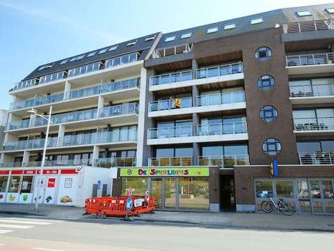 Sky, Building, Wheel, Urban Design, Architecture, Window, Tower Block, Condominium, Vehicle