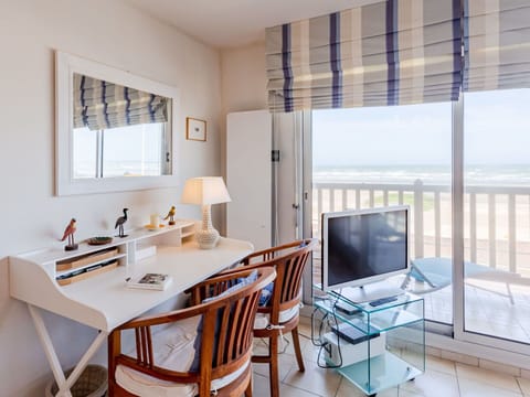 Table, Furniture, Property, Building, Window, Chair, Interior Design, Wood, Flooring, Shade