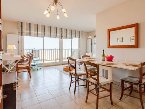 Table, Furniture, Chair, Wood, Window, Floor, Flooring, Real Estate, Hardwood, Ceiling