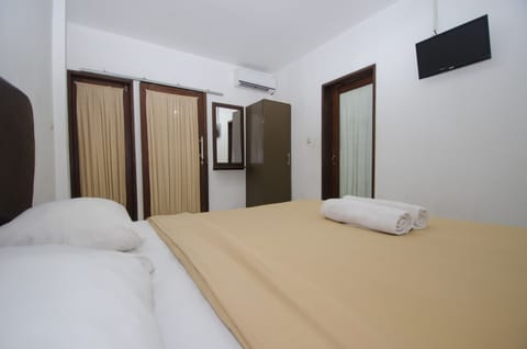 Standard Room | Desk, rollaway beds, free WiFi