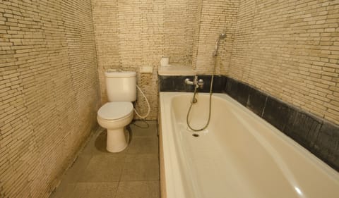 Superior Room | Bathroom | Free toiletries, hair dryer, towels