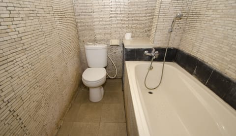 Superior Room | Bathroom | Free toiletries, hair dryer, towels