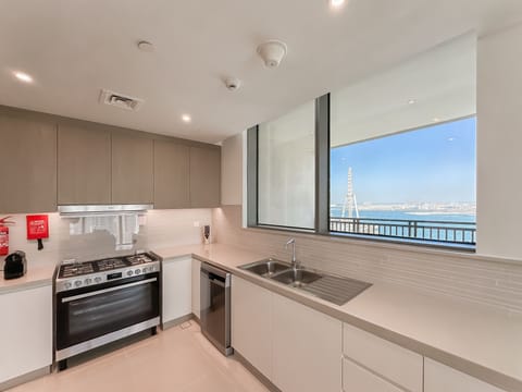 Deluxe Apartment | Private kitchen | Fridge, microwave, oven, stovetop