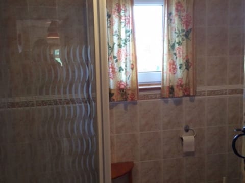 Brown, Wood, Plumbing Fixture, Flooring, Floor, Bathroom, House, Tints And Shades, Hardwood, Plumbing