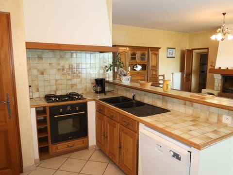 Cabinetry, Countertop, Sink, Kitchen Sink, Property, Tap, Kitchen Stove, Wood, Plumbing Fixture, Kitchen