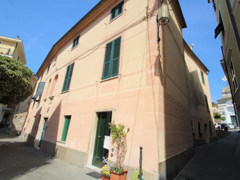 Sky, Plant, Building, Daytime, Property, Window, Tree, Architecture, Urban Design, Leisure
