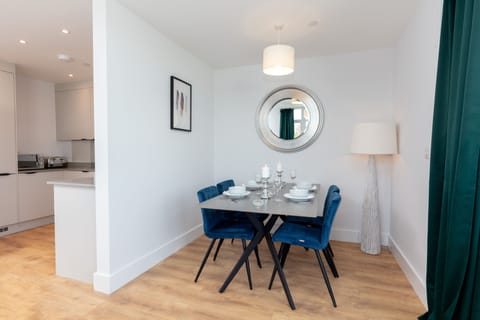 Deluxe Apartment, 2 Bedrooms | Dining room