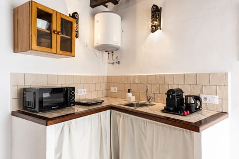 Comfort Double Room | Private kitchenette | Espresso maker, electric kettle