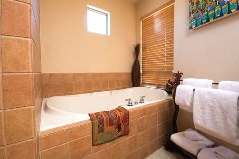 Luxury Suite | Bathroom | Separate tub and shower, jetted tub, free toiletries, hair dryer