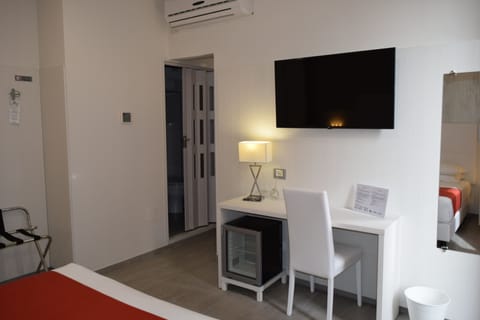 Comfort Room | In-room safe, desk, laptop workspace, free WiFi