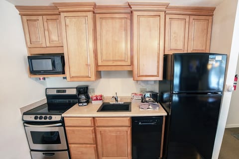 Condo, 1 Bedroom | Private kitchen | Fridge, oven, coffee/tea maker, toaster