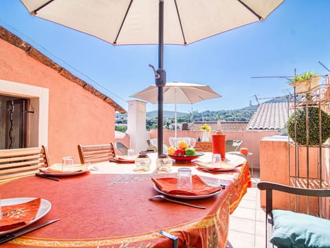 Table, Furniture, Tableware, Property, Sky, Plant, Umbrella, Chair, Window, Building