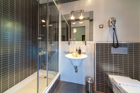 Standard Double Room | Bathroom | Shower, designer toiletries, hair dryer, towels