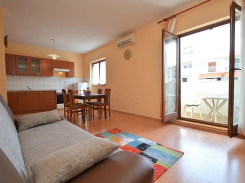 Property, Furniture, Comfort, Door, Wood, Living Room, Building, Interior Design, Houseplant, Flooring