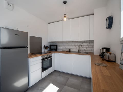 Cabinetry, Countertop, Property, Sink, Kitchen Appliance, Kitchen Stove, Building, Home Appliance, Kitchen, Interior Design