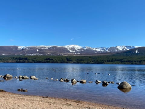 Water, Sky, Mountain, Water Resources, Ecoregion, Natural Landscape, Azure, Lake, Highland, Snow