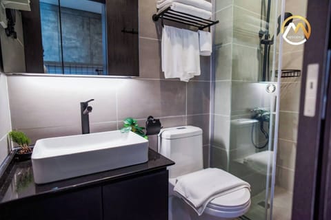 2 Bedrooms | Bathroom | Rainfall showerhead, free toiletries, hair dryer, slippers