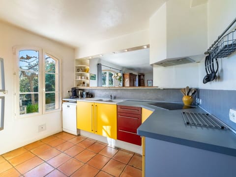 Cabinetry, Countertop, Kitchen, Wood, Window, Lighting, Tap, Kitchen Stove, Building, Drawer