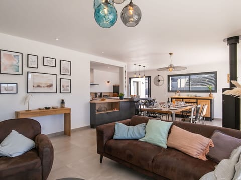 Picture Frame, Table, Property, Furniture, Couch, Building, Wood, Lighting, Comfort, Interior Design