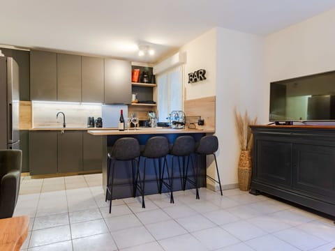 Water, Sky, Cloud, Property, Swimming Pool, Building, Plant, Seaside Resort, Tree, Outdoor Furniture