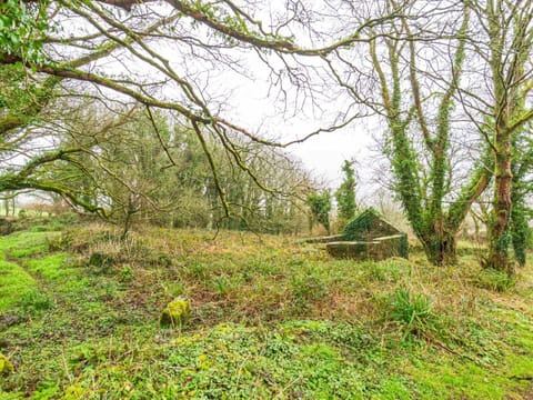 Water, Sky, Cloud, Property, Swimming Pool, Building, Plant, Seaside Resort, Tree, Outdoor Furniture