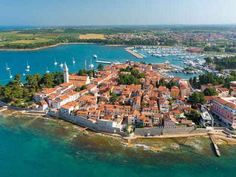 Water, Sky, Water Resources, Azure, Coastal And Oceanic Landforms, Urban Design, Landscape, Building, Lake, Waterway