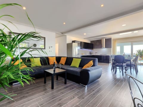 Table, Plant, Furniture, Property, Couch, Comfort, Chair, Houseplant, Interior Design, Studio Couch