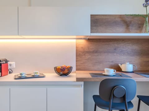 Building, Daytime, Property, Sky, Water, Plant, Window, Swimming Pool, Tree, Urban Design