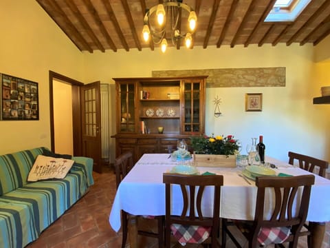 Table, Furniture, Property, Picture Frame, Wood, Flower, Interior Design, Architecture, Floor, Flooring